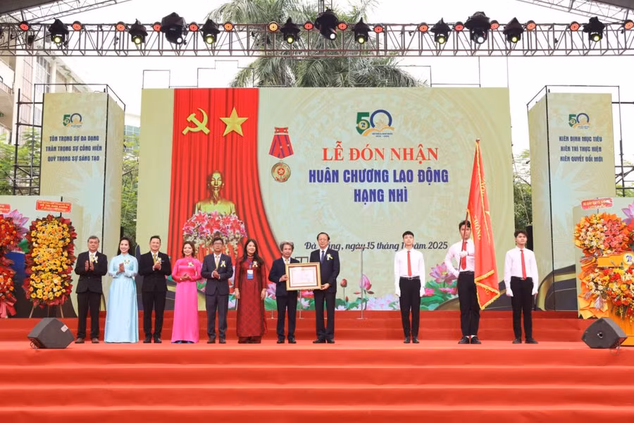 Thứ trưởng Bộ GD&ĐT Phạm Ngọc Thưởng thừa ủy quyền trao tặng Huân chương Lao động hạng Nhì cho tập thể Trường Đại học Sư phạm, Đại học Đà Nẵng.