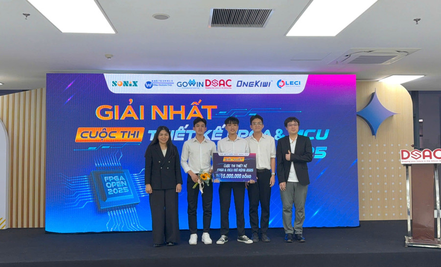 Nhóm sinh viên giành giải Nhất với dự án “Thiết kế và phát triển hệ thống radar giám sát tín hiệu sinh tồn của trẻ em bị bỏ quên trên xe đưa đón (29 chỗ)”.