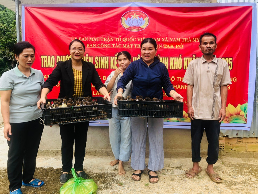 Ban Công tác mặt trận thôn Tak Pỏ (xã Nam Trà My, TP Đà Nẵng) trao sinh kế cho hộ khó khăn. Ảnh: Thông tin xã Nam Trà My. trao-sinh-ke.jpg