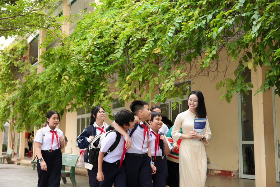 Cô và trò Trường THCS Nguyễn Huệ (phường Hải Châu, TP Đà Nẵng).