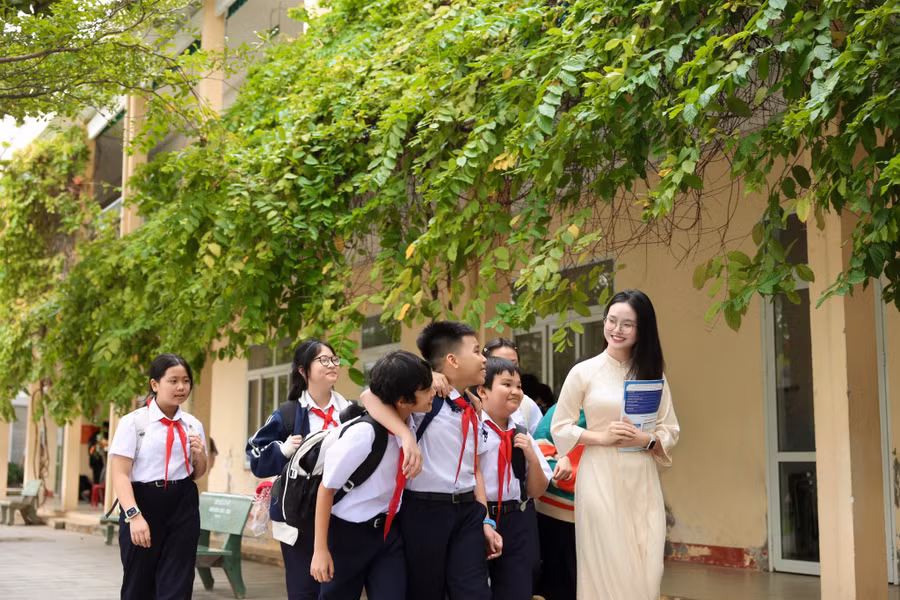 Cô và trò Trường THCS Nguyễn Huệ (phường Hải Châu, TP Đà Nẵng).