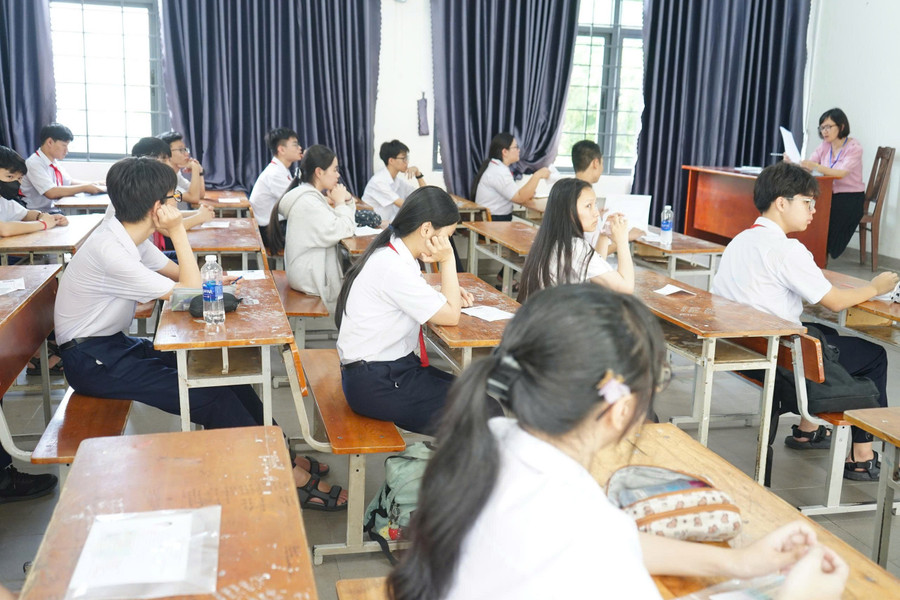 Thí sinh tập trung nghe quy chế thi và làm các thủ tục dự thi. thi-tuyen-sinh-vao-lop-10-da-nang-2025.jpg