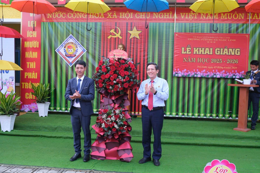 Ông Trần Nam Hưng - Phó Chủ tịch UBND TP Đà Nẵng tặng hoa trong Lễ khai giảng tại Trường Phổ thông dân tộc bán trú Tiểu học Ngọc Linh (xã Trà Linh, TP Đà Nẵng). ong-hung-pho-chu-tich-da-nang.jpg