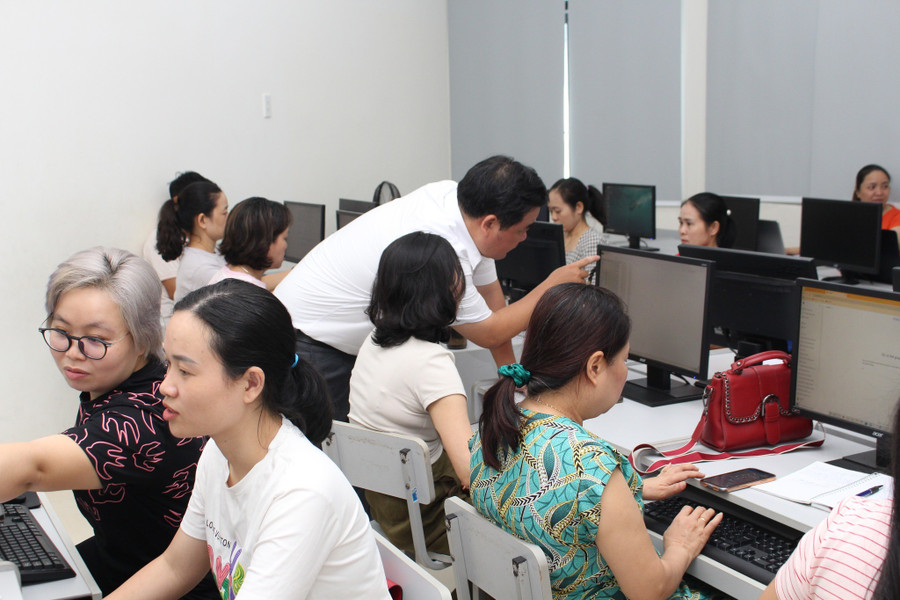 Thạc sĩ Lê Vũ hướng dẫn giáo viên Trường Tiểu học Ông Ích Khiêm (phường Hải Châu, TP Đà Nẵng) sử dụng AI để thiết kế trò chơi trong tổ chức hoạt động dạy học. truong-tieu-hoc-ong-ich-khiem-da-nang.jpg