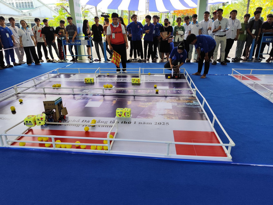 Các đội trình diễn robot tại vòng chung kết cuộc thi Sáng tạo Robotics TP Đà Nẵng. 