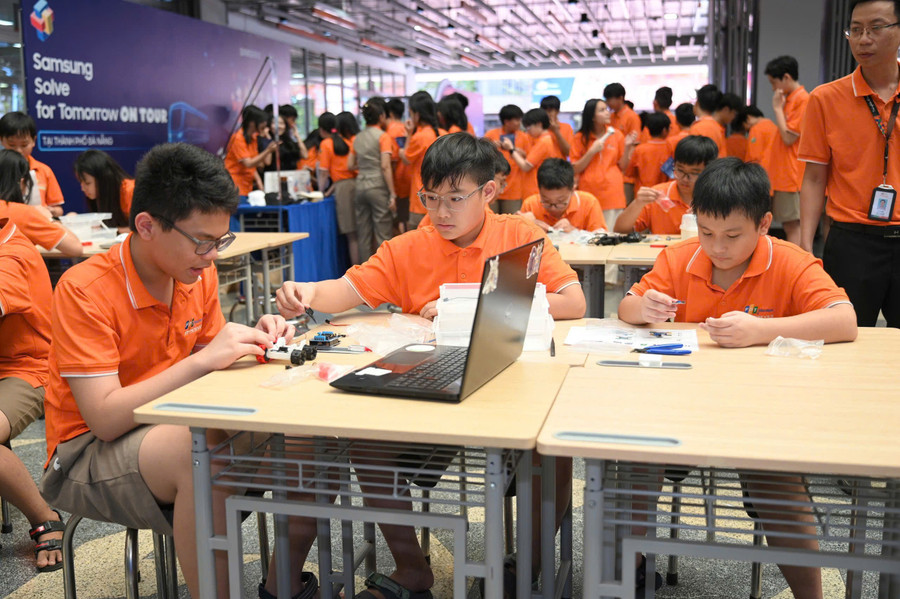 Học sinh tìm hiểu hoạt động tìm hiểu và sáng tạo Robot. cac-em-hoc-sinh-tham-du-hoat-dong-tim-hieu-va-sang-tao-robot-2.jpg