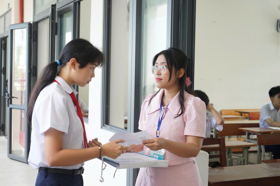 Thí sinh làm thủ tục trước khi vào phòng dự thi. da-nang-thi-mon-ngu-van.jpg