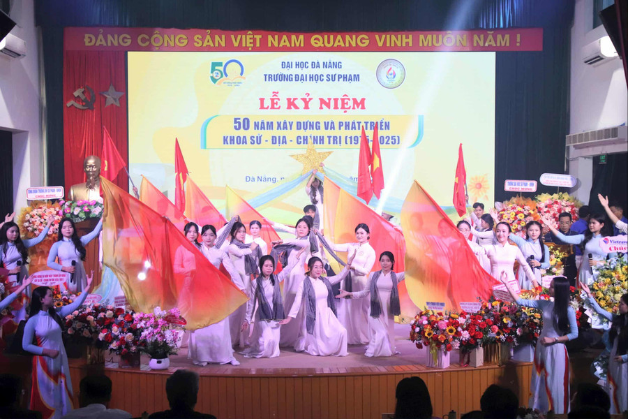 Chương trình văn nghệ kỷ niệm 50 năm khoa Sử - Địa - Chính trị kết nối và phát triển. van-nghe-khoa-su-dia-chinh-tri.jpg