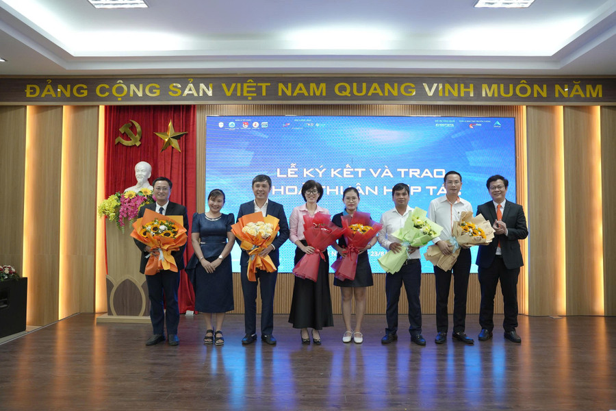 Ban giám hiệu Trường Đại học Kinh tế, Đại học Đà Nẵng tặng hoa cho các đơn vị đã ký kết hợp tác trong các hoạt động khởi nghiệp và đổi mới sáng tạo. khoi-nghiep-dai-hoc-kinh-te-da-nang.jpg
