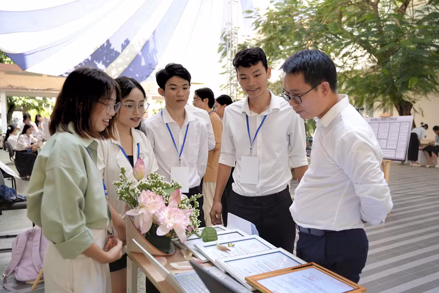 Một đội dự thi Startup Runway 2025 ở vòng trưng bày đang giới thiệu dự án.