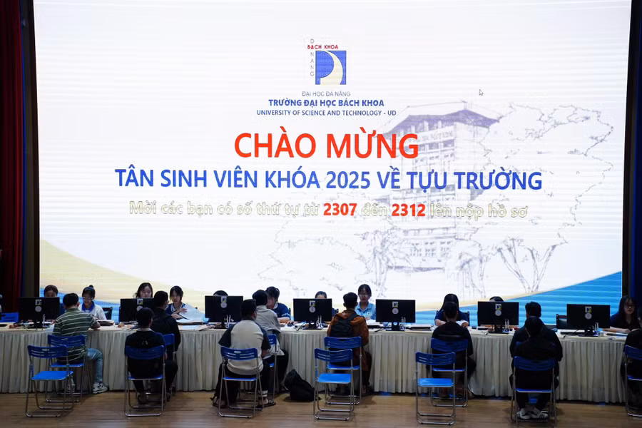 Tân sinh viên Trường Đại học Bách khoa - Đại học Đà Nẵng làm thủ tục nhập học trực tiếp. 