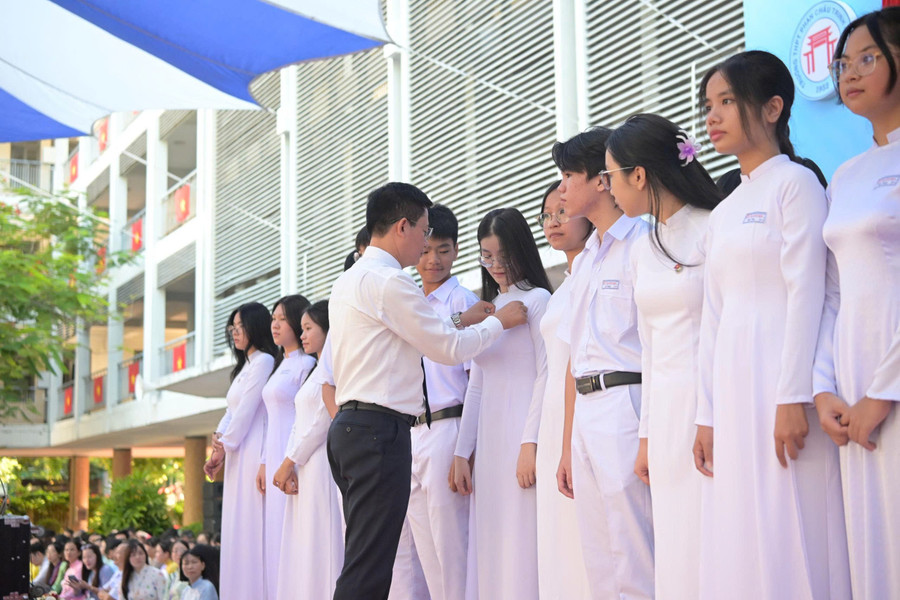 Ban giám hiệu Trường THPT Phan Châu Trinh (phường Hải Châu, TP Đà Nẵng) gắn bảng tên cho đại diện học sinh khối lớp 10 năm học 2025 - 2026. truong-thpt-phan-chau-trinh-da-nang-deo-bang-ten-tuong-trung-cho-hs-lop-10.jpg