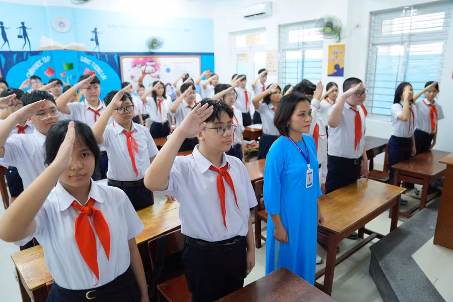 Học sinh Trường THCS Nguyễn Huệ (phường Hải Châu, TP Đà Nẵng) tham dự lễ khai giảng trực tuyến tại các phòng học. 