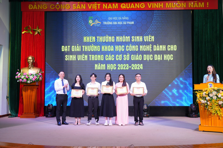 Trường Đại học Sư phạm, Đại học Đà Nẵng khen thưởng SV đạt giải thưởng Khoa học công nghệ năm học 2023 - 2024. 