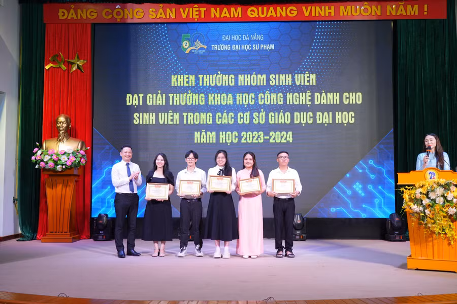 Trường Đại học Sư phạm, Đại học Đà Nẵng khen thưởng SV đạt giải thưởng Khoa học công nghệ năm học 2023 - 2024. 