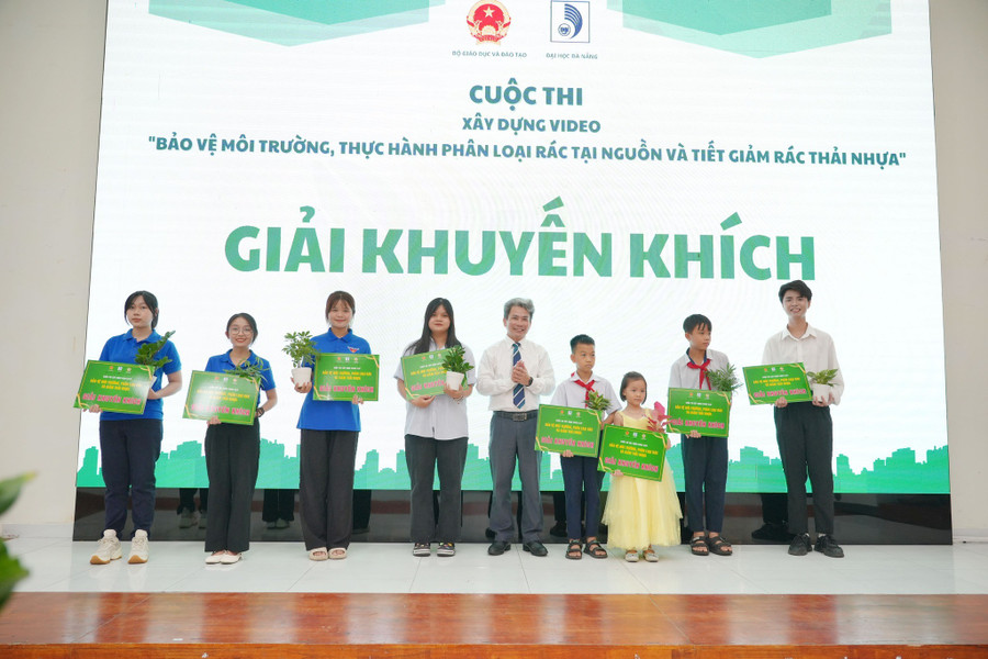 Cuộc thi Xây dựng video Bảo vệ môi trường, thực hành phân loại rác tại nguồn và tiết giảm rác thải nhựa thu hút học sinh - sinh viên ở nhiều độ tuổi tham gia. dai-hoc-su-pham-da-nang.jpg
