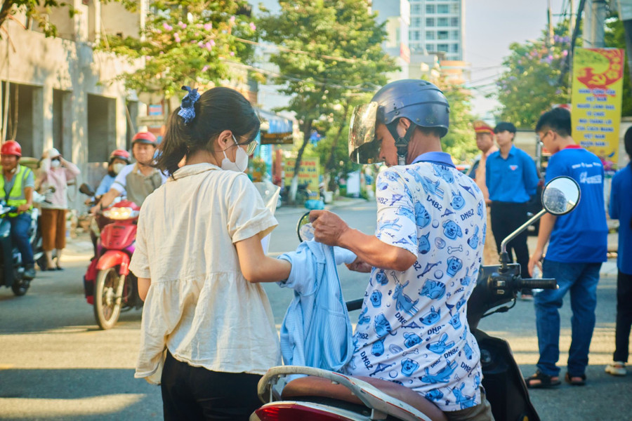 Một thí sinh tại điểm thi Trường THPT Hoàng Hoa Thám được bố chăm sóc, dặn dò trước khi vào trường thi. hoang-hoa-tham.jpg