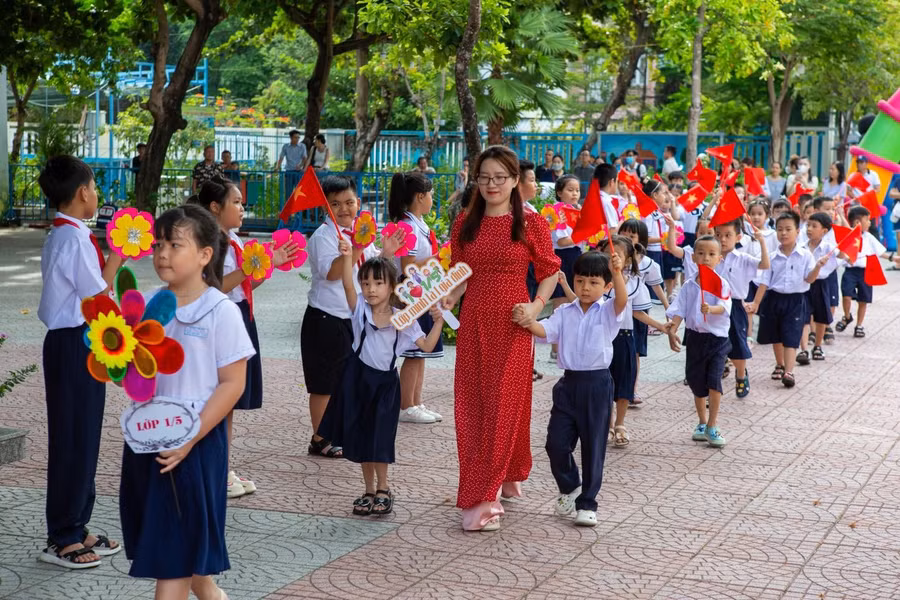 Trường Tiểu học Võ Thị Sáu đón học sinh lớp 1 trong Lễ khai giảng năm học 2024 - 2025. 