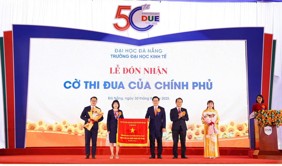 Lãnh đạo Trường Đại học Kinh tế - Đại học Đà Nẵng đón nhận Cờ thi đua của Chính phủ trong Lễ kỷ niệm 50 năm xây dựng và phát triển.