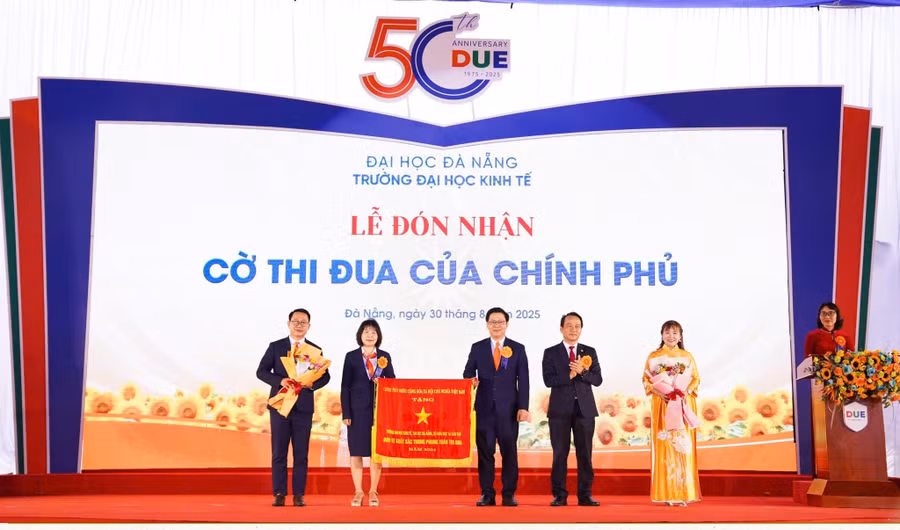 Lãnh đạo Trường Đại học Kinh tế - Đại học Đà Nẵng đón nhận Cờ thi đua của Chính phủ trong Lễ kỷ niệm 50 năm xây dựng và phát triển.