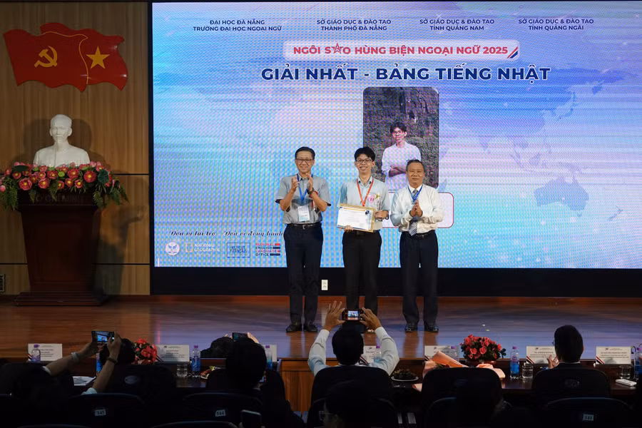 Ban tổ chức trao giải cho thí sinh đạt giải Nhất bảng tiếng Nhật cuộc thi Ngôi sao hùng biện Ngoại ngữ. 