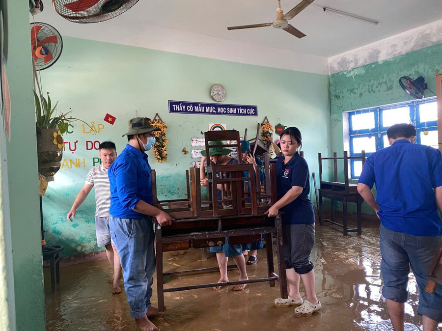 Sinh viên Trường Đại học Bách khoa - Đại học Đà Nẵng chia thành từng nhóm nhỏ vệ sinh phòng học, lau chùi bàn ghế để sớm đón học sinh trở lại trường. lau-don-ban-ghe-phong-hoc-sv-bach-khoa-da-nang.jpg