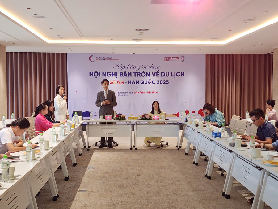 Ông Mo Chulmin, Hiệu trưởng Trường Du lịch, Đại học Duy Tân phát biểu tại buổi Họp báo giới thiệu Hội nghị Bàn tròn về Du lịch.