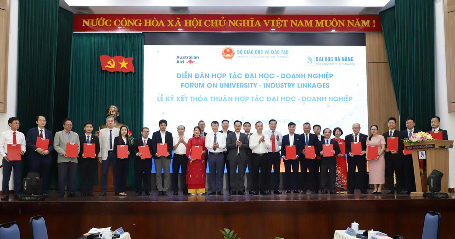 Đại diện các đại học/trường đại học ký kết hợp tác với doanh nghiệp. 