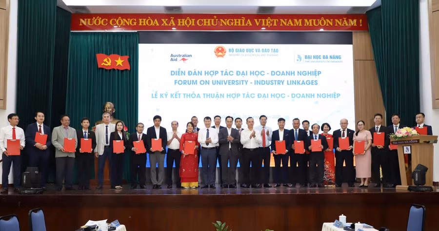 Đại diện các đại học/trường đại học ký kết hợp tác với doanh nghiệp. 