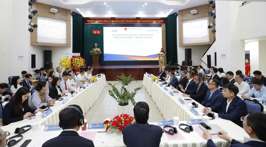 Diễn đàn thu hút sự tham gia của 120 đại biểu đại diện các bộ, ngành, doanh nghiệp và 50 đại học/trường đại học, cao đẳng trong cả nước. dien-dan-hop-tac-3-nha-dh-da-nang.jpg