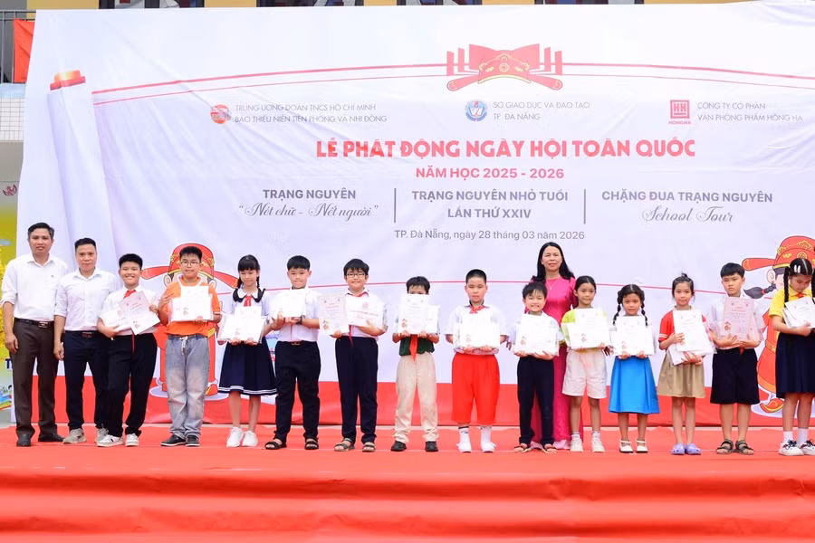 Ban tổ chức trao giải thưởng cho học sinh dự thi. 