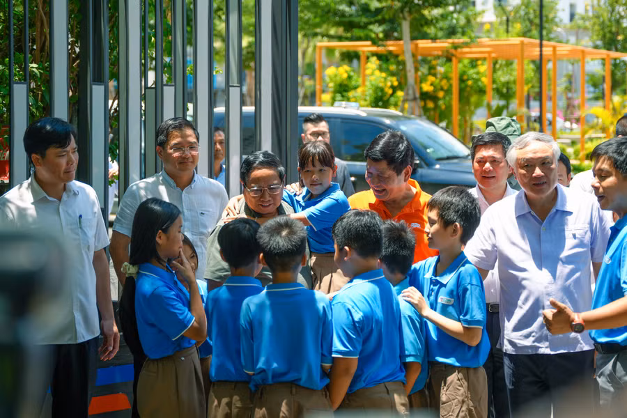 Thủ tướng Phạm Minh Chính thăm HS trường Hy vọng.JPG