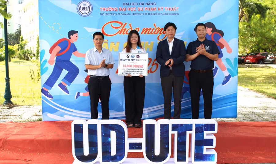 trao-hoc-bong-sinh-vien-truong-dai-hoc-su-pham-ky-thuat-da-nang.jpg