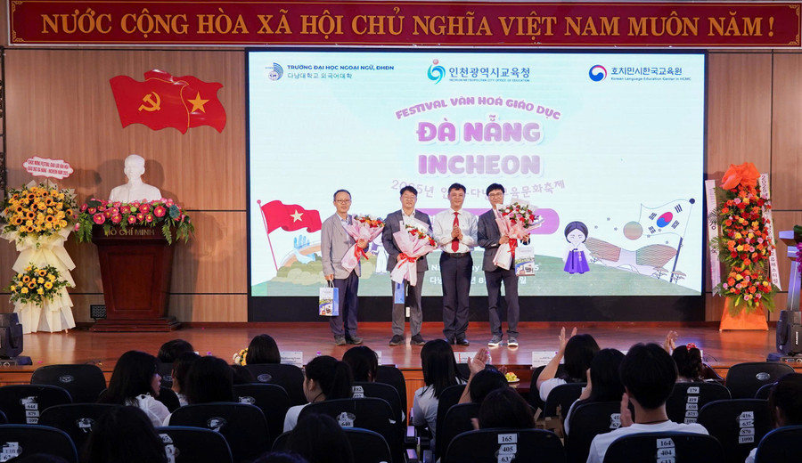 PGS.TS Nguyễn Văn Long, Hiệu trưởng Trường Đại học Ngoại ngữ, Đại học Đà Nẵng tặng quà lưu niệm cho các đơn vị đồng hành. tieng-han-dai-hoc-ngoai-ngu-da-nang.jpg