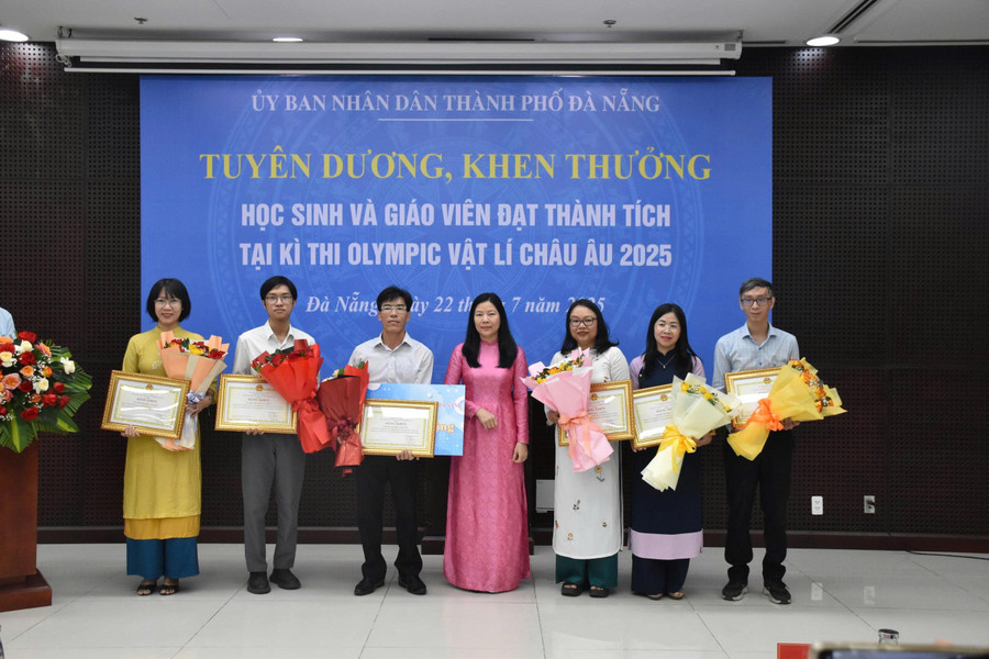 La Sra. Le Thi Bich Thuan, Directora del Departamento de Educación y Formación de Da Nang, premió a los docentes por sus logros en el descubrimiento y la formación de estudiantes que ganaron premios en competiciones internacionales. truong-thpt-chuyen-le-quy-don.jpg