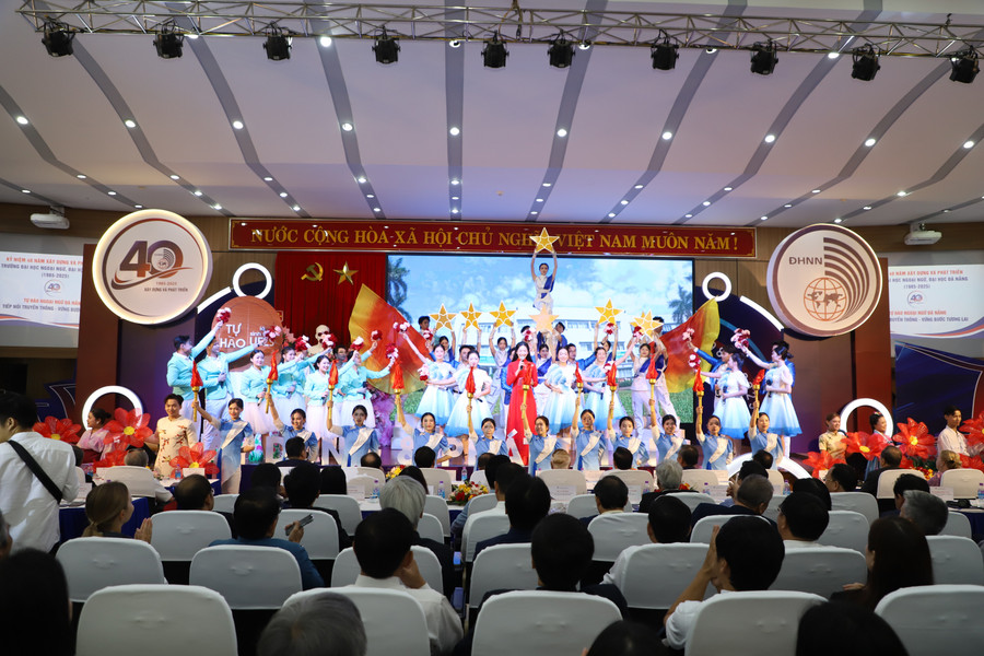 Chương trình văn nghệ chào mừng sự kiện 40 năm xây dựng và trưởng thành của Trường Đại học Ngoại ngữ, Đại học Đà Nẵng. van-nghe-chao-mung.jpg