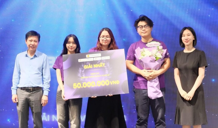 Nhóm BINKS - sinh viên Đại học Đà Nẵng nhận giải Nhất Chương trình hỗ trợ sinh viên tăng tốc khởi nghiệp tạo tác động xã hội. nhom-binks-sv-dh-da-nang.jpg