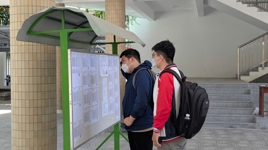 Những thí sinh đến sớm tại điểm thi Trường THCS Kim Đồng. kim-dong.jpg