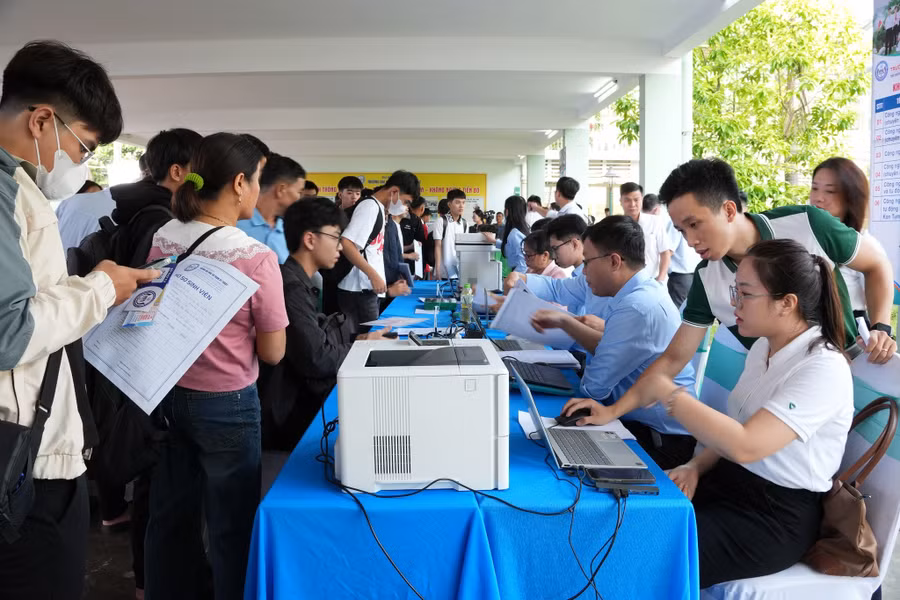 Thí sinh trúng tuyển vào Trường Đại học Sư phạm Kỹ thuật, Đại học Đà Nẵng làm thủ tục nhập học. 