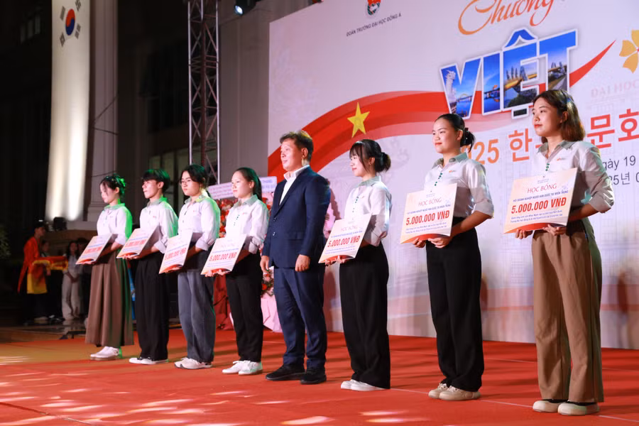 Sinh viên Trường Đại học Đông Á được trao học bổng Hội người Hàn tại miền Trung. 