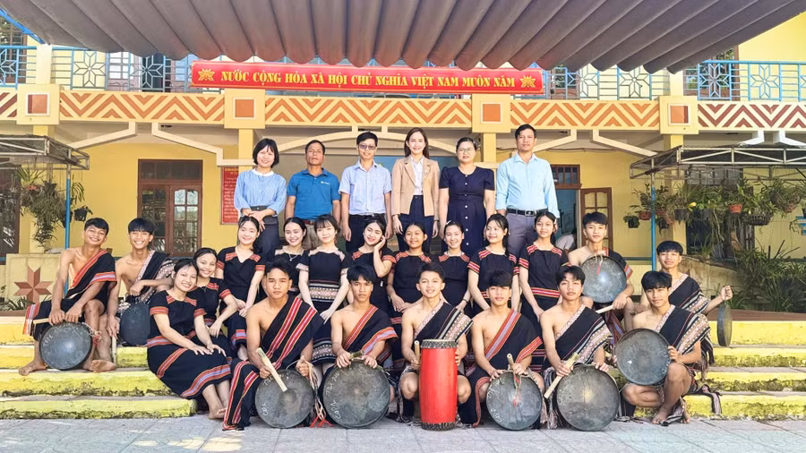 Đội cồng chiêng của Trường PTDTNT THCS&THPT Nam Trà My trong lễ khai mạc lớp tập huấn truyền dạy cồng, chiêng. 