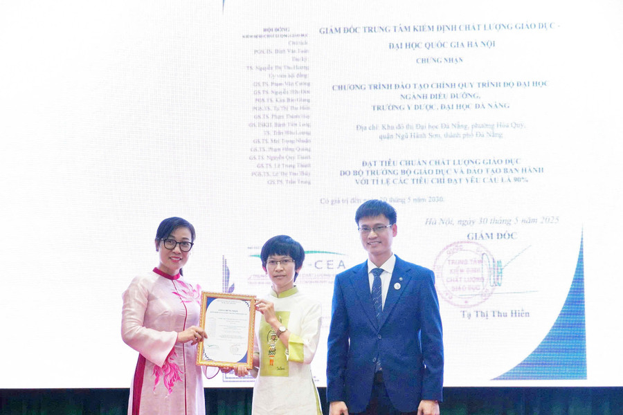 Đại diện Khoa Điều Dưỡng nhận giấy chứng nhận đạt chuẩn chất lượng giáo dục. nganh-dieu-duong-khoa-y-duoc.jpg