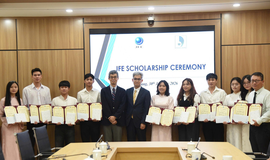 Đại diện Tập đoàn JFE (Nhật Bản) trao học bổng cho sinh viên Đại học Đà Nẵng.