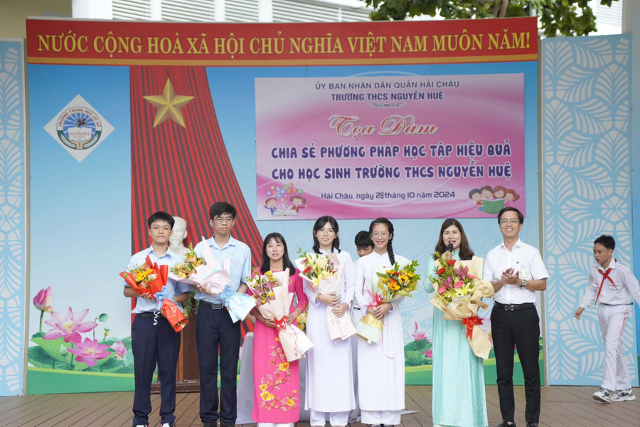 Trường THCS Nguyễn Huệ tặng quà cho những HS đạt điểm cao trong kỳ thi tuyển sinh vào lớp 10 về lại trường tham gia giao lưu, chia sẻ bí quyết học tập.