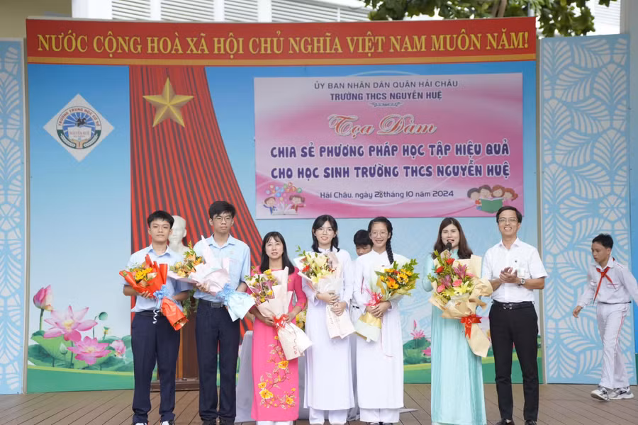 Trường THCS Nguyễn Huệ tặng quà cho những HS đạt điểm cao trong kỳ thi tuyển sinh vào lớp 10 về lại trường tham gia giao lưu, chia sẻ bí quyết học tập.