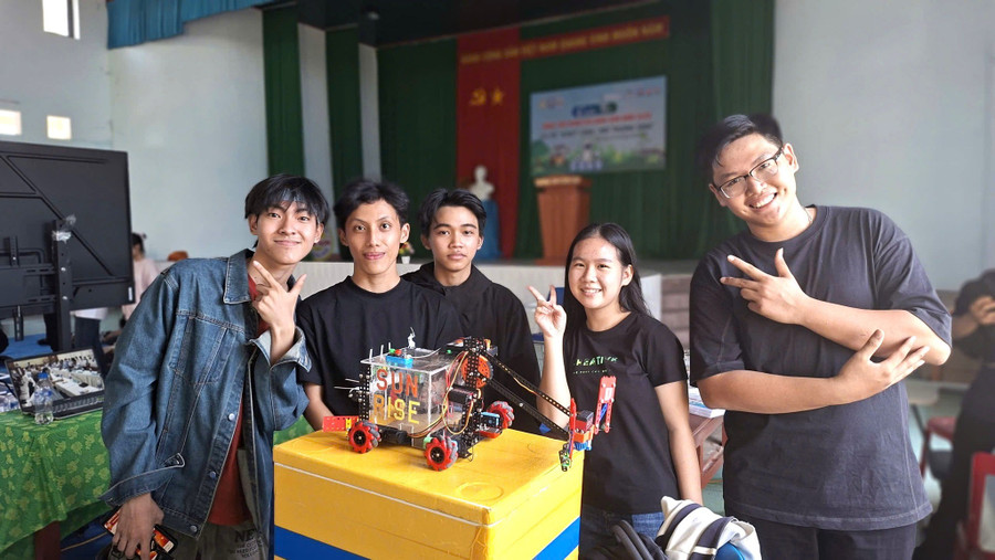 Học sinh các trường THPT tại xã Bình Sơn (Quảng Ngãi) trải nghiệm STEM ở khóa học miễn phí do Trường Đại học Sư phạm Kỹ thuật, Đại học Đà Nẵng tập huấn. truong-dai-hoc-su-pham-ky-thuat-dai-hoc-da-nang.jpg