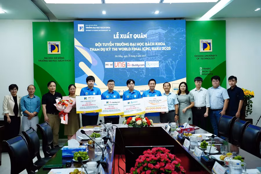 Lễ xuất quân và trao tặng học bổng cho đội BKDN.Arcane, Trường Đại học Bách khoa, Đại học Đà Nẵng. 