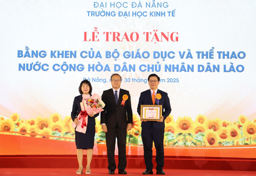 Pimpinan Universitas Ekonomi - Universitas Danang menerima Sertifikat Kelayakan dari Kementerian Pendidikan dan Olahraga Republik Demokratik Rakyat Laos. bang-khen-lao-truong-dh-kinh-te-da-nang-50-nam.jpg