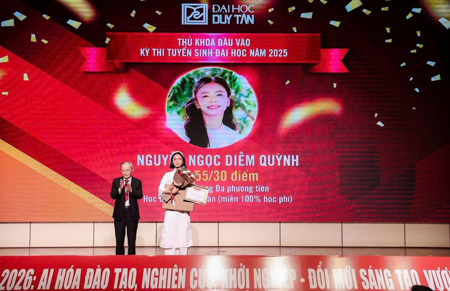 Tuyên dương sinh viên Nguyễn Ngọc Diễm Quỳnh, thủ khoa đầu vào của Đại học Duy Tân. dai-hoc-duy-tan-khai-giang.jpg