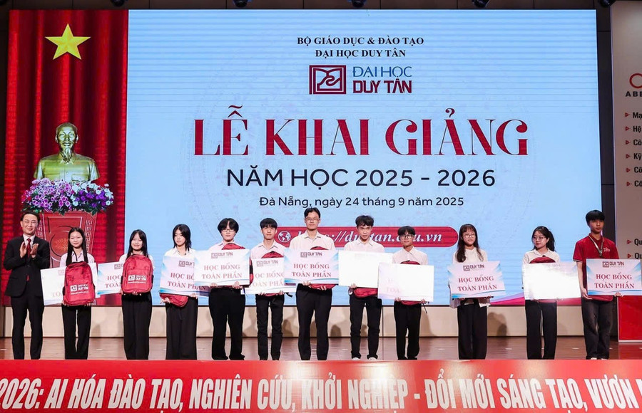 Đại diện Ban giám đốc Đại học Duy Tân trao học bổng cho tân sinh viên. 